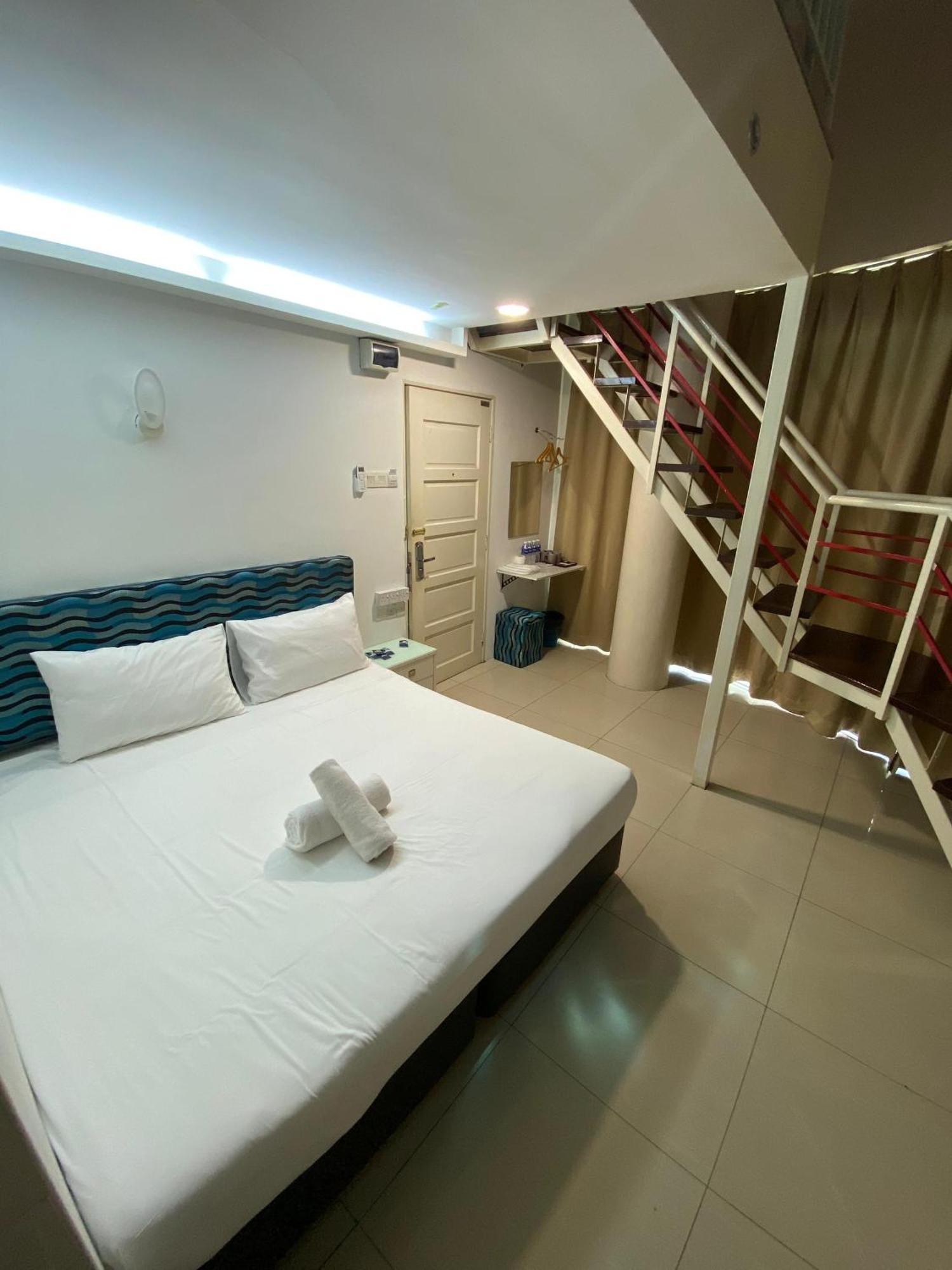 Pillows Plus Kota Damansara Exterior photo